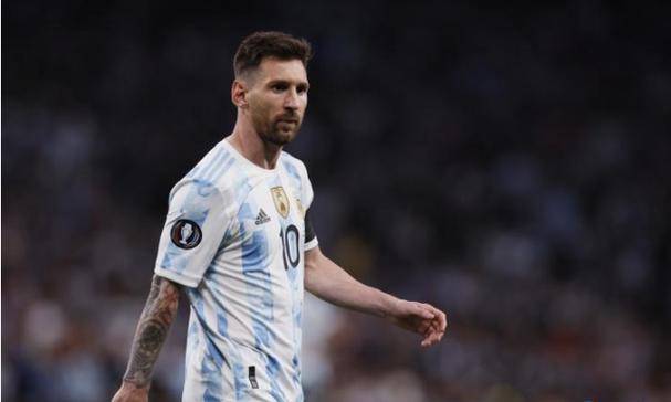 董宇辉与俞敏洪坐姿细节揭示性格大不同